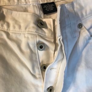 Crisp white Gap capris - size 6. Great condition!